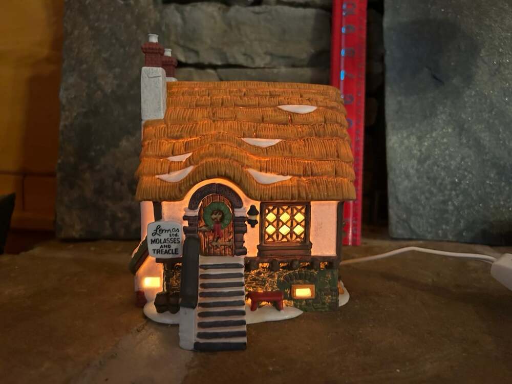Dept 56 Heritage Village DICKENS " Lomas LTD. Molasses" #58084 Lights